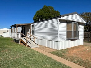 Building Photo - Commander Palace: Your Tranquil Home Awaits
