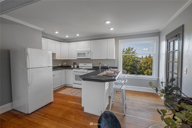 Building Photo - 2123 Hoyt Ave