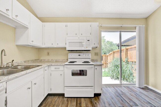 Building Photo - Move-In Ready Condo with Open Layout