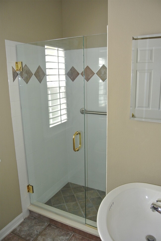 Building Photo - 607 Nadina Pl