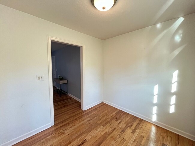 Building Photo - Beautiful 1Bd/ 1Ba Vintage Condo Located in Mt. Tabor! In Unit Laundry, Parking Space, storage un...