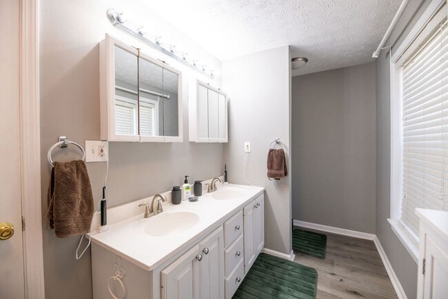 Building Photo - Prime Tremont Location | 2BR with Yard & Parking