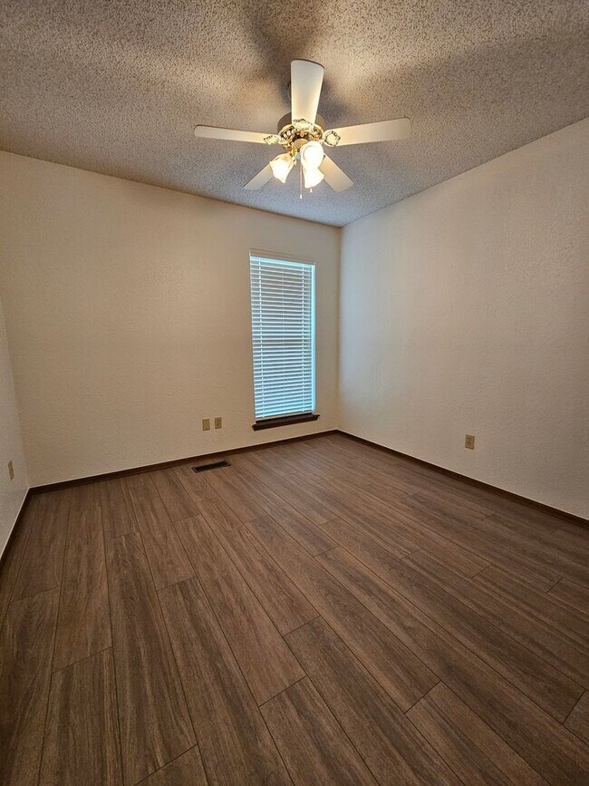 Building Photo - (3) Bed/(2) Bath in NW Norman Avail NOW!