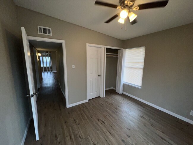 Building Photo - Large 4 bedroom 2 bathroom