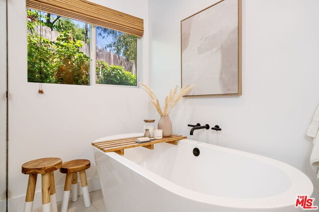 Building Photo - 19783 Valley View Dr