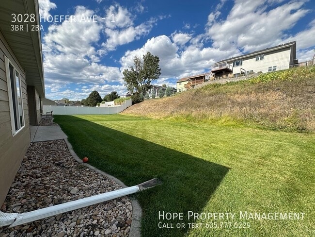 Building Photo - 3028 Hoefer Ave