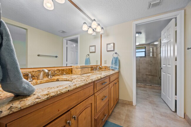 Building Photo - 16914 Waterbend Dr