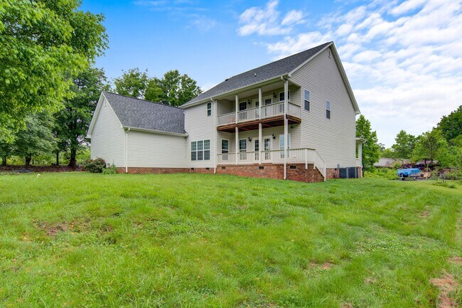 Building Photo - Charming 4 Bed, 3.5 Bath Modern Farmhouse on Expansive Land – Prime Location!