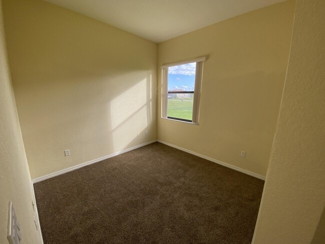 Building Photo - 404 Cinnamon Dr