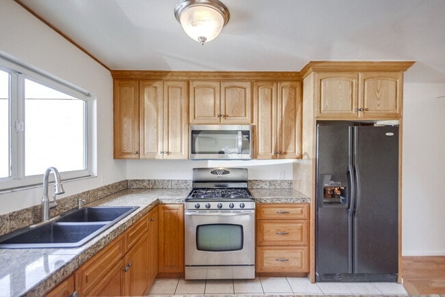 Building Photo - Charming 2BR Home with Attached Garage, Private Patio and a Friendly Community!