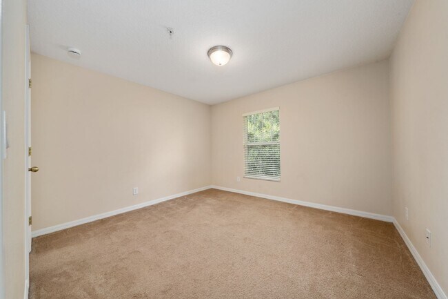 Building Photo - Town House 3 Bedroom and /2.5 Bathrooms. At Lee Vista area gated Community.