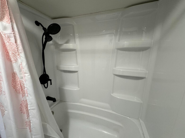 Shower with tub - 362 W Scott St
