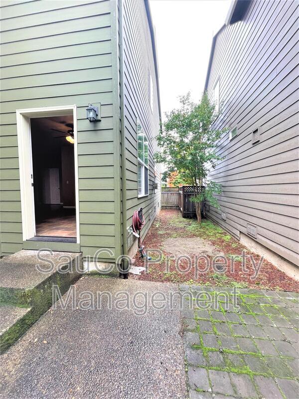 Building Photo - 3762 SE Oakleaf St