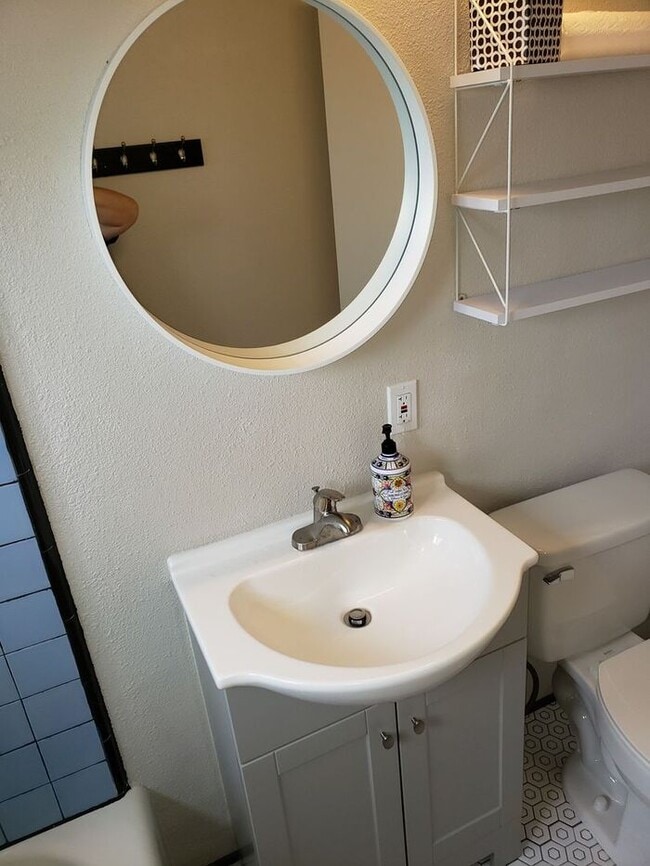 Building Photo - Vintage 1 Bedroom in Kensington with priva...