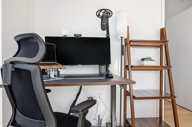 Building Photo - 16 Dupont St