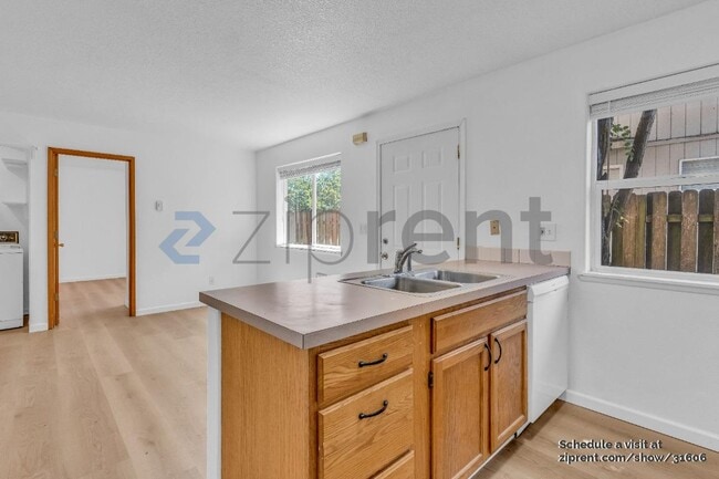 Building Photo - 1526 NE 68th Ave