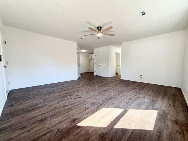 Building Photo - ***5905 B Sara Street***