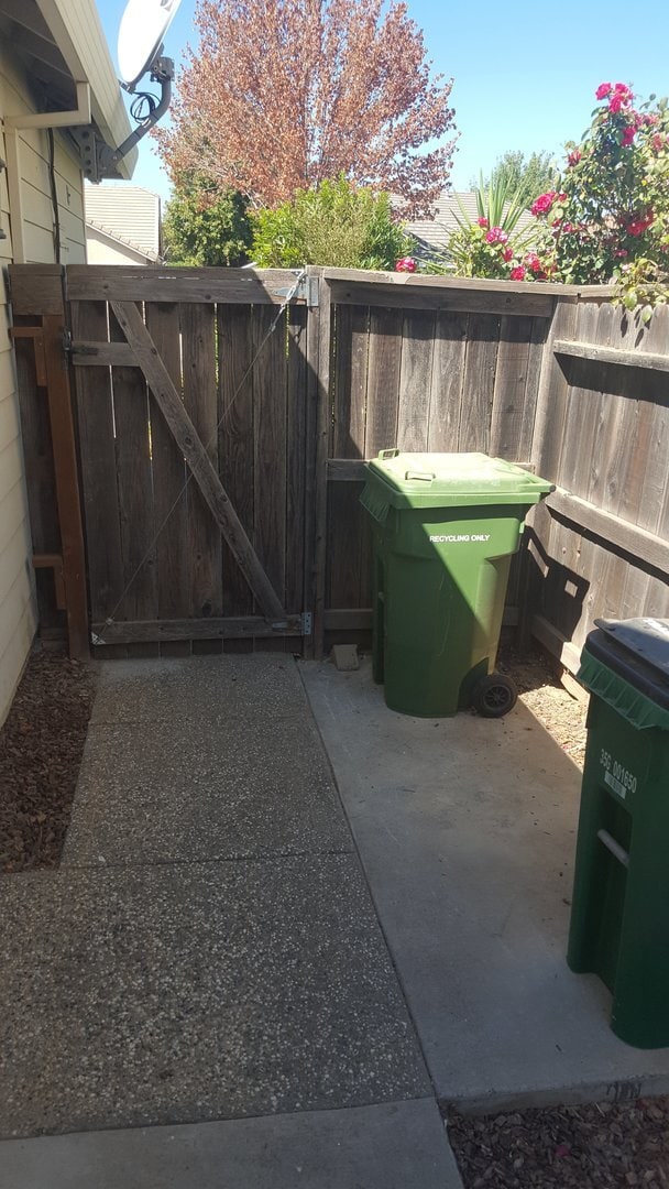 Building Photo - 4 Bedroom Home