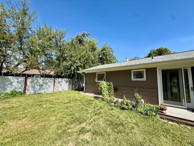Building Photo - 104 Saranac Dr
