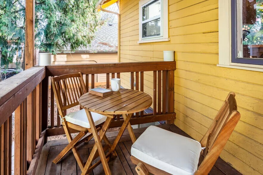 Building Photo - 1322 NE Skidmore St