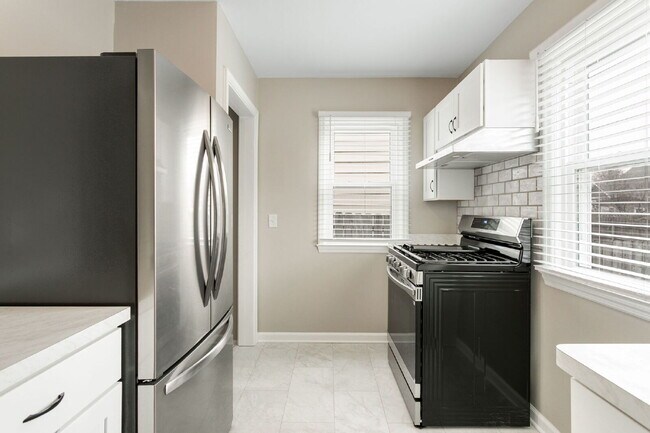 Building Photo - 410 W Angela Blvd