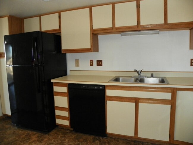 Building Photo - 839 Country Club Dr SE