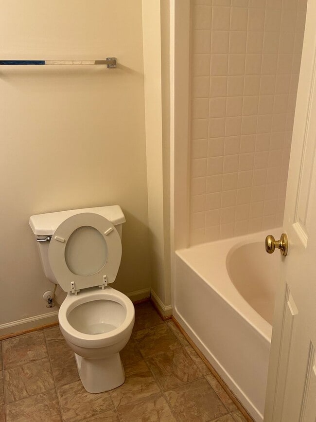 Building Photo - Willow Lakes - Yorktown