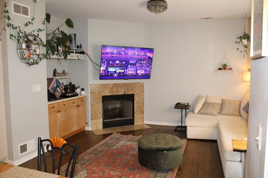 living room - 946 W Fry St