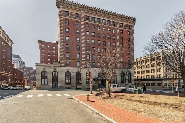 Building Photo - "Chic Urban Living: Spacious 1-Bedroom Oas...