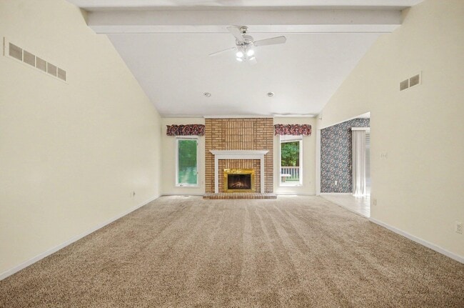 Building Photo - 456 Essex Dr
