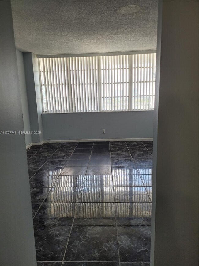 Building Photo - 2025 NE 164th St