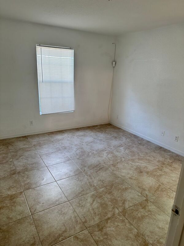 Building Photo - 821 5th St