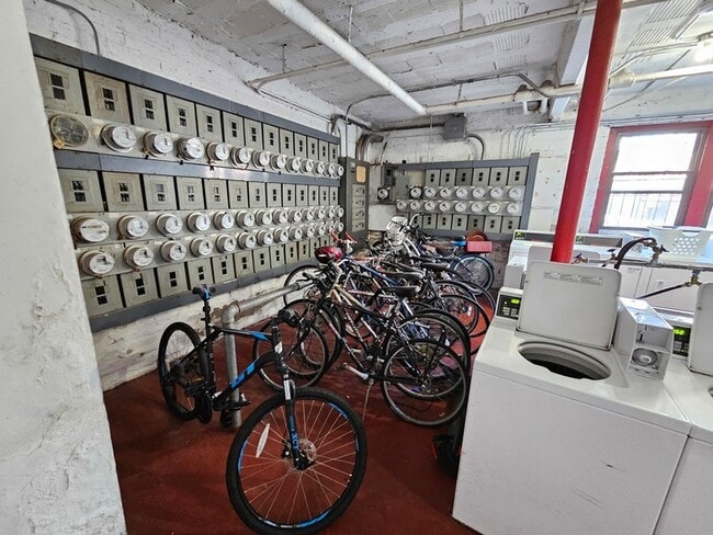 Building Photo - 644 W Wrightwood Ave