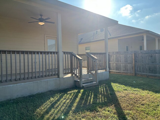 Building Photo - Luxury 3/2 Duplex in Seguin, Texas