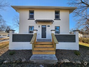 Building Photo - Spacious 3-Bedroom, 2-Bathroom Home AVAILA...