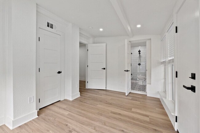 Building Photo - 8 BED 4 BATH Fully remodeled house in West...