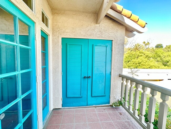 Building Photo - Beautiful Upstairs Condo Unit in the Priva...