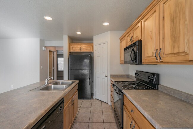 Building Photo - 3155 S Hidden Valley Dr