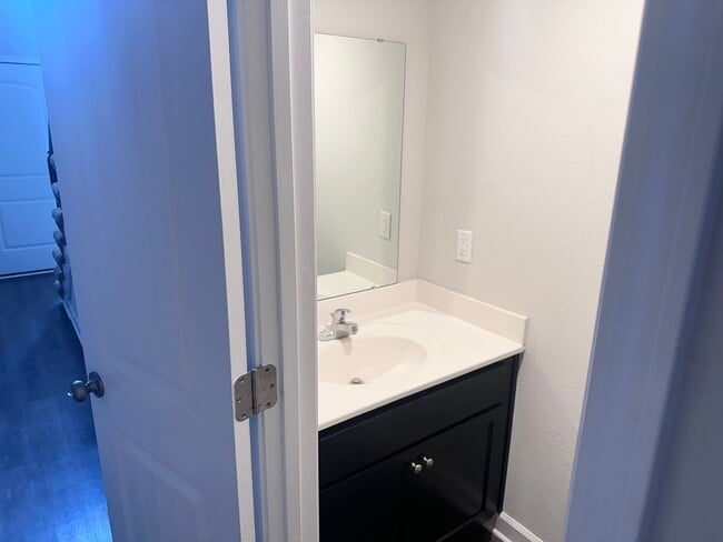 Building Photo - 3 Bed | 2.5 Bath | 2 Car Garage Townhome in Grain Valley w/ Special