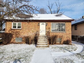 Building Photo - Spacious 3 bedroom 2 bathroom