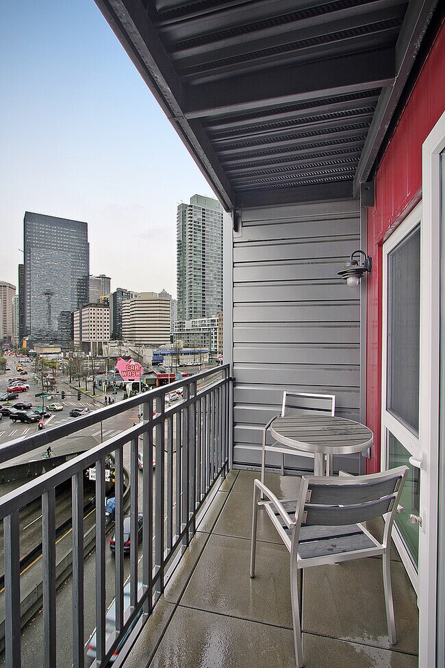 Building Photo - Beautiful 1 Bed + Den/1.5 Bath Condo @ Mar...