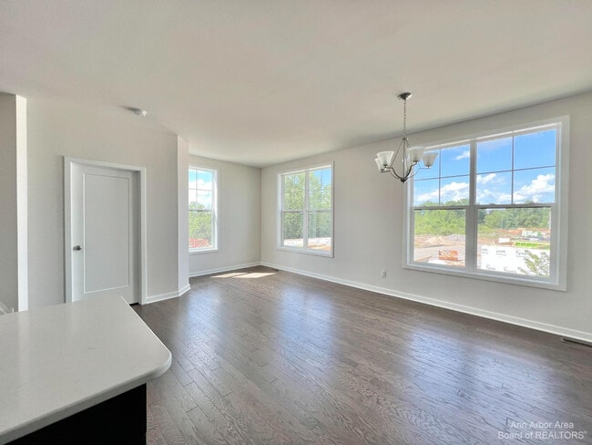 Building Photo - 2875 Rayfield Ave