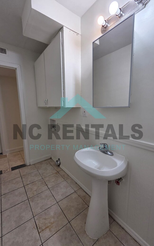 Building Photo - 7000 Longstreet Dr