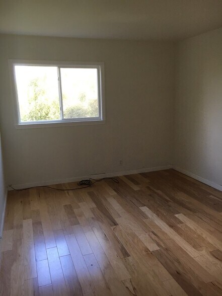 Building Photo - 135 Flame Dr