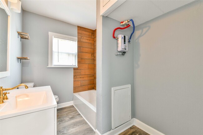 Building Photo - 4615 Schroeder St