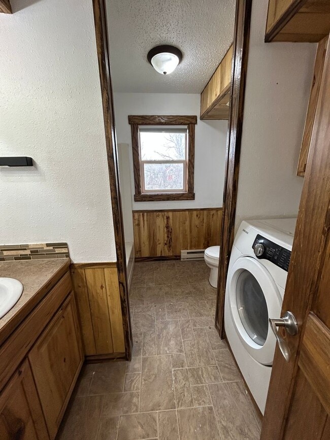 Building Photo - 253 W Main St