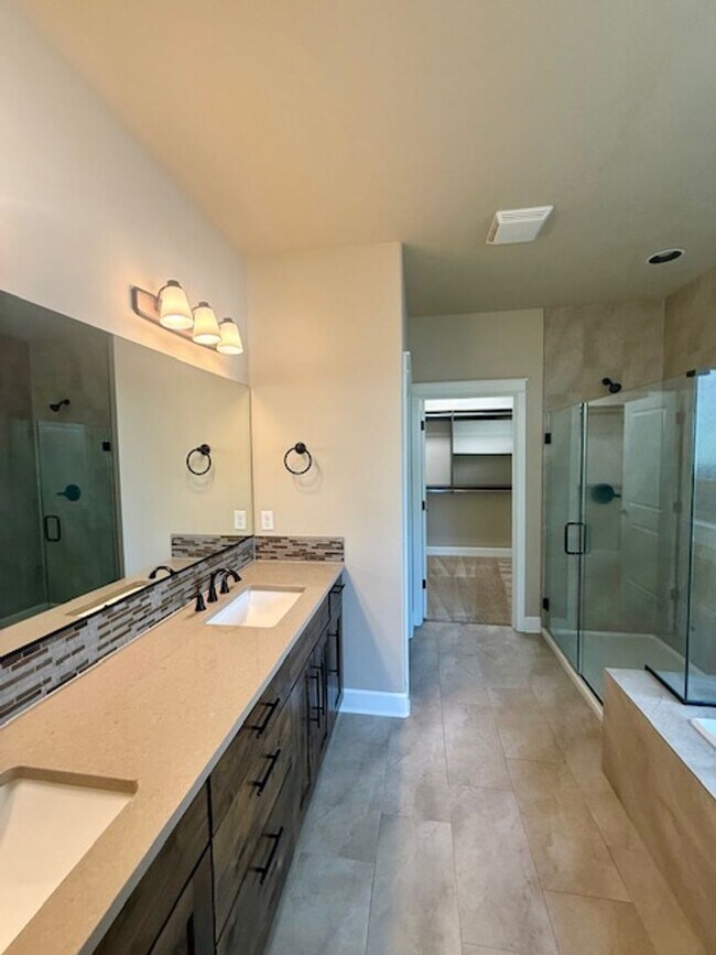 Building Photo - Luxury Home in Stonegate with Community Pool!