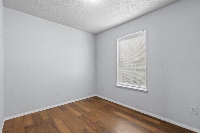 Building Photo - 302 N Race St