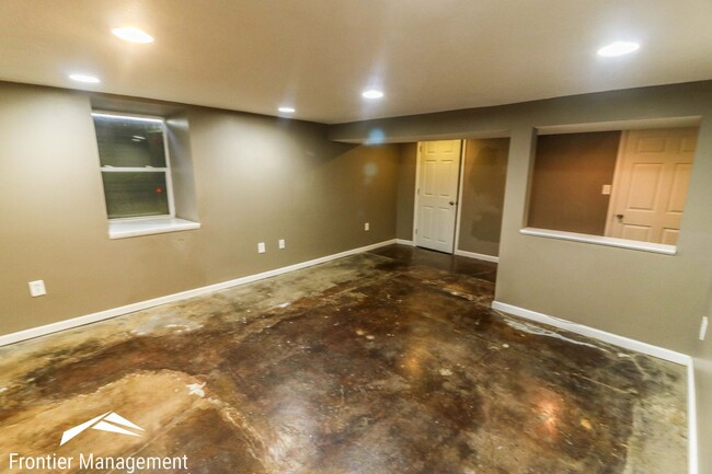 Building Photo - Awesome 5 bedroom 2 bathroom house in a pr...