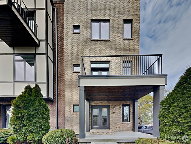 Building Photo - 1220 Hillwood Private Cove